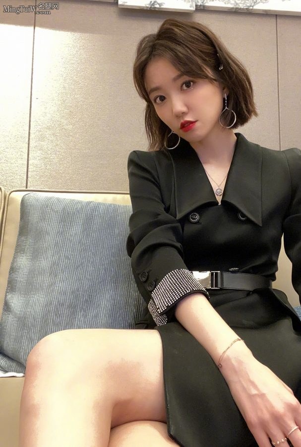 于莎莎细腰长腿红嘴嘟嘟迷人(2/4)