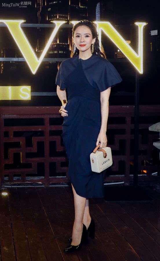 章子怡产后复工秀美腿踩高跟身材恢复几乎完美(7/15)