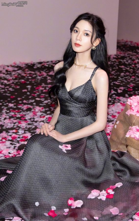 陈瑶玉脚穿迪奥高跟置身美丽玫瑰花海(5/7)