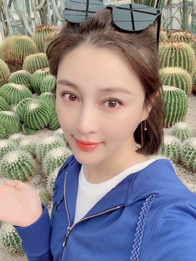 甘婷婷在仙人掌林里面穿筒袜秀细腿(5/5)