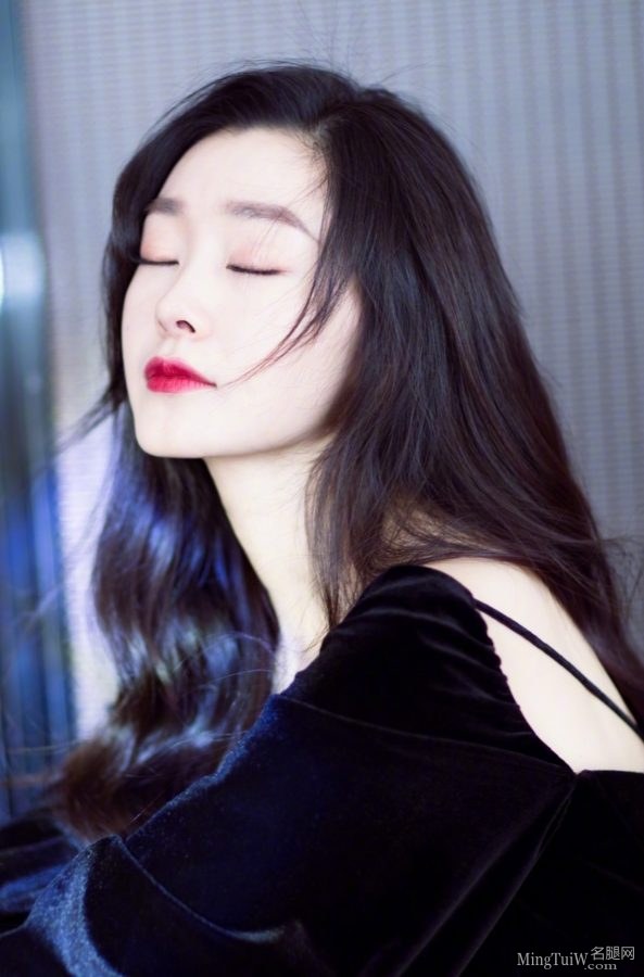 Actress Song Yi's white feet are wearing white cool high heels, her cherry mouth is sweet and charming(3/3)