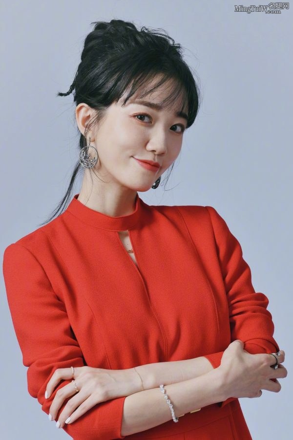 美女主持于莎莎脚踩红色尖头高跟定妆照片(2/2)