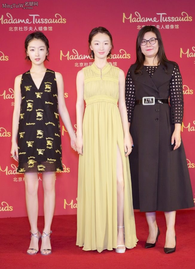 周冬雨玉足穿性感高跟鞋亮相杜莎夫人蜡像馆和自己的蜡像合影(7/7)