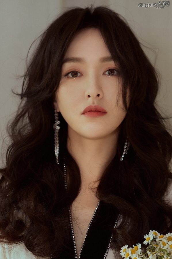 优雅高贵的美女姐姐唐嫣红唇美艳(3/5)