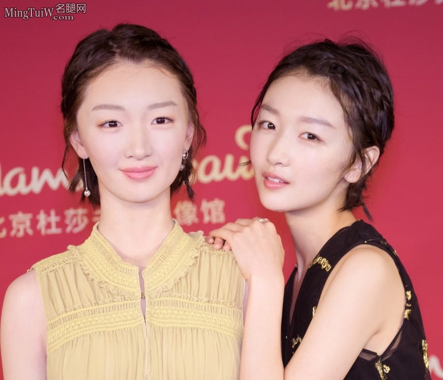 周冬雨玉足穿性感高跟鞋亮相杜莎夫人蜡像馆和自己的蜡像合影(4/7)