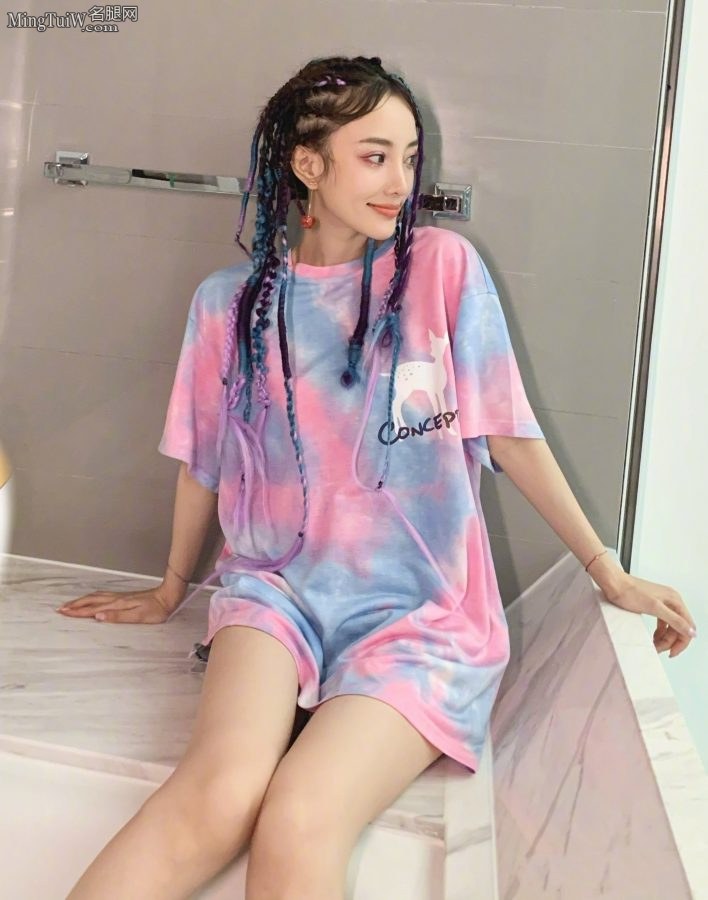 嫂子李小璐的纤细美腿小辫辫不错(2/13)