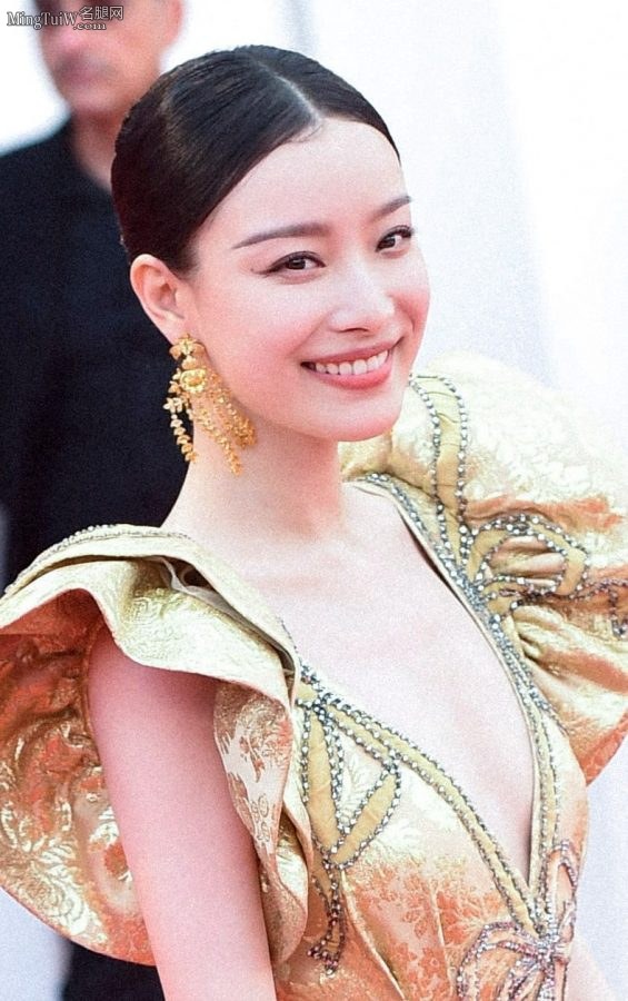 倪妮身披黄金圣衣护腿不护胸(9/18)