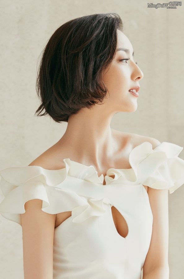 Tong Liya's clothes have a hole in her chest and her feet are cool with high heels(10/11)