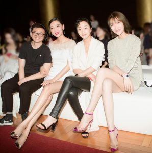 李斯羽和好朋友李晔、张瑶坐在同排都是好腿
