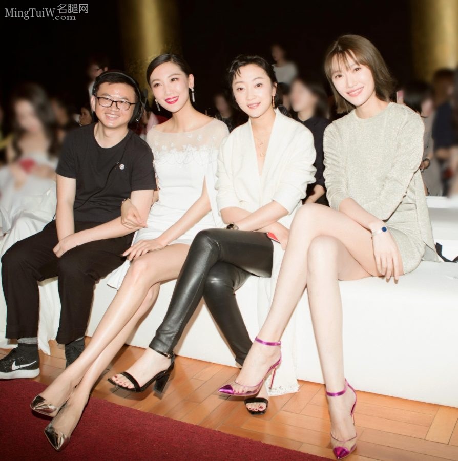 李斯羽和好朋友李晔、张瑶坐在同排都是好腿(1/4)
