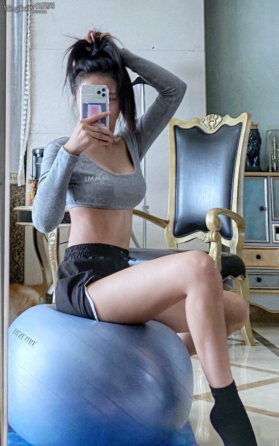 小潘潘在家健身时拿手机拍自己的美腿(3/4)
