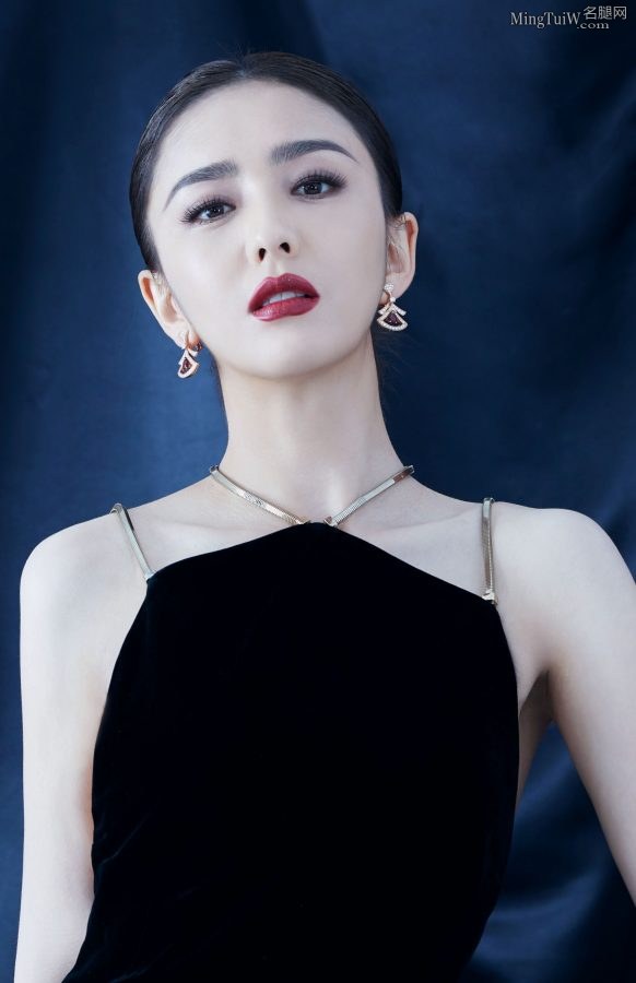 朱唇皓齿丫丫佟丽娅光滑美背金属吊带(5/5)