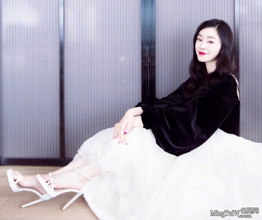 女演员宋轶白玉足穿白色凉高跟 樱桃小嘴甜美迷人(1/3)