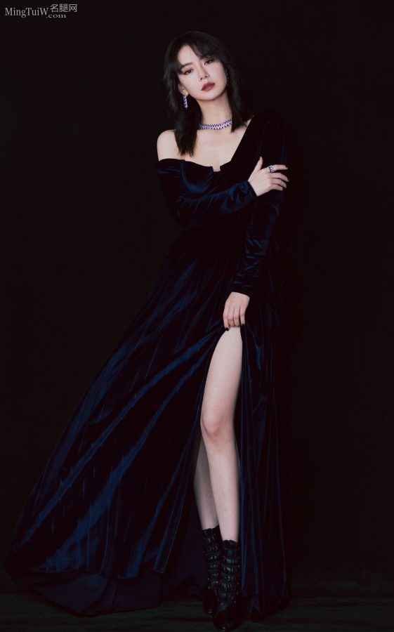 独具个性的女星戚薇天鹅绒礼服下美腿靓丽(3/6)