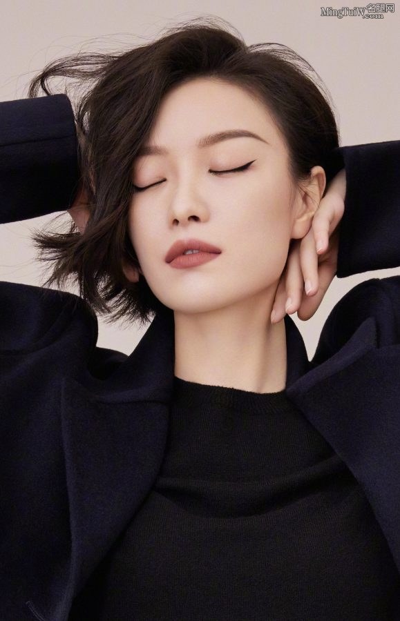短发御姐倪妮西装细高跟写真(4/4)