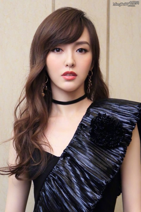 高挑的美女明星唐嫣玉腿白皙光滑(6/6)