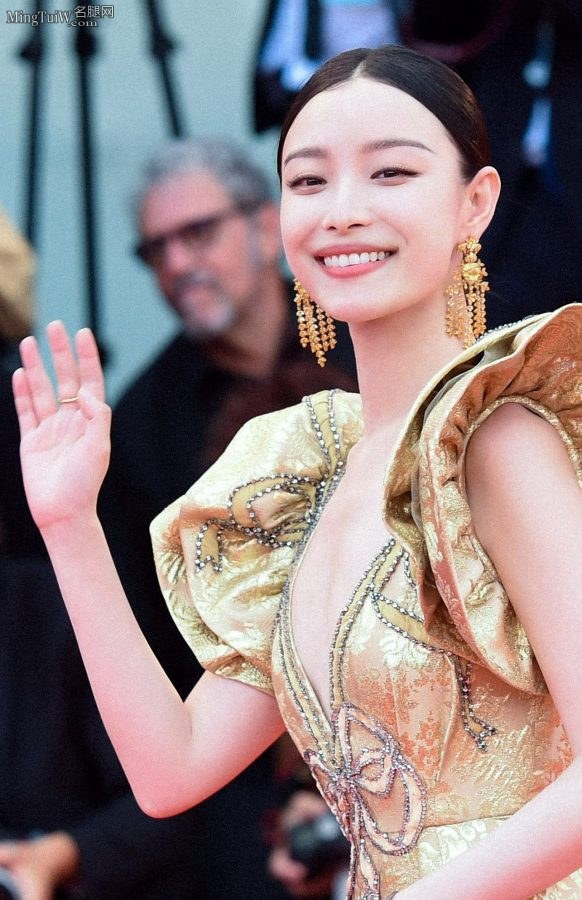 倪妮身披黄金圣衣护腿不护胸(7/18)