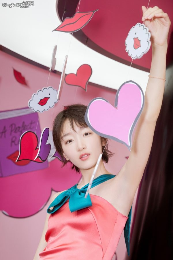 身材娇小的女生周冬雨玉腿高跟 玉臂纤细白滑(5/7)