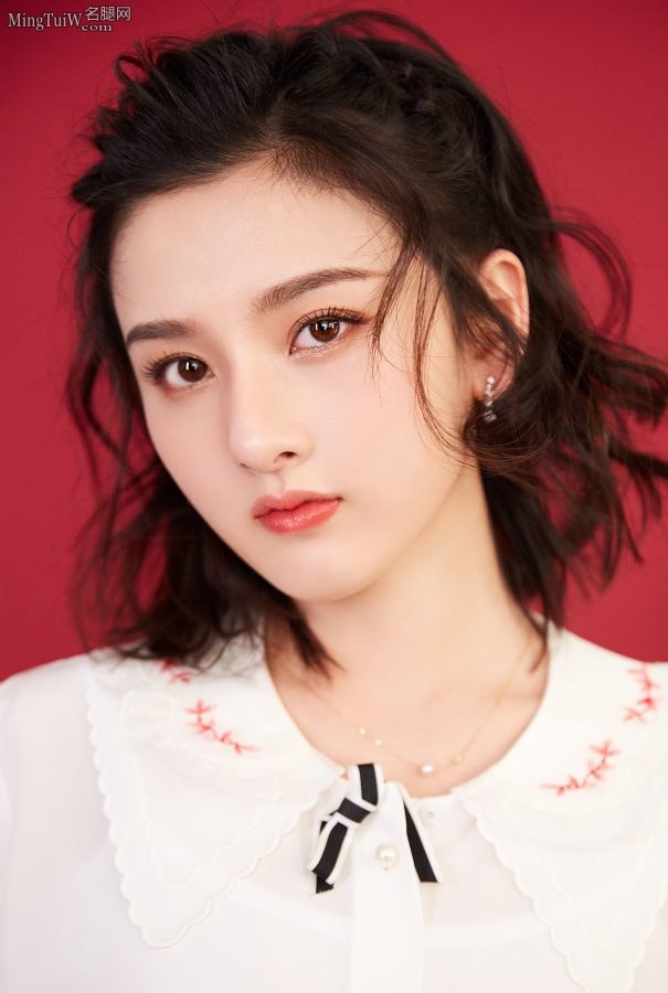 宋祖儿笔直的小细腿这是被天使吻过吗(4/5)