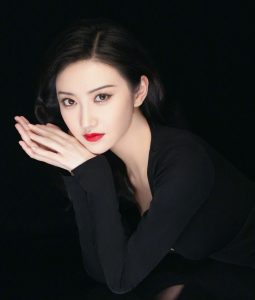 景甜红唇美颜努力挤沟让你欣赏