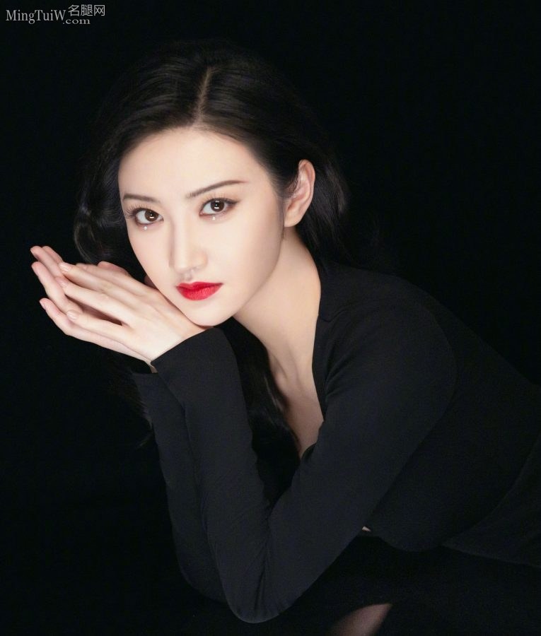 景甜红唇美颜努力挤沟让你欣赏(9/9)