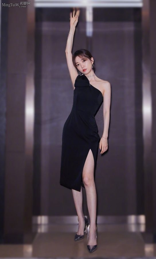 于莎莎穿开叉裙展示自己光滑的大腿(1/6)