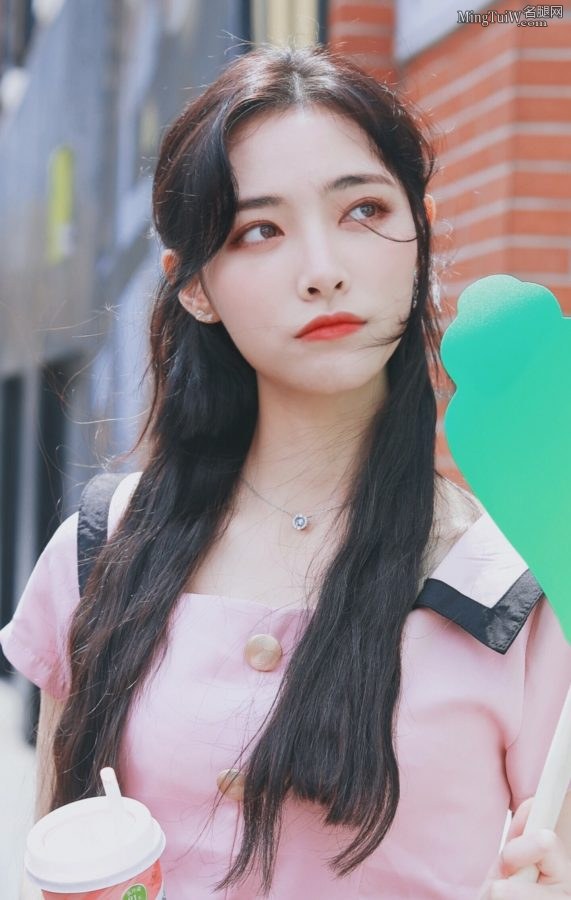 甜美的宝贝许佳琪穿粉裙小腿又细又白(6/6)