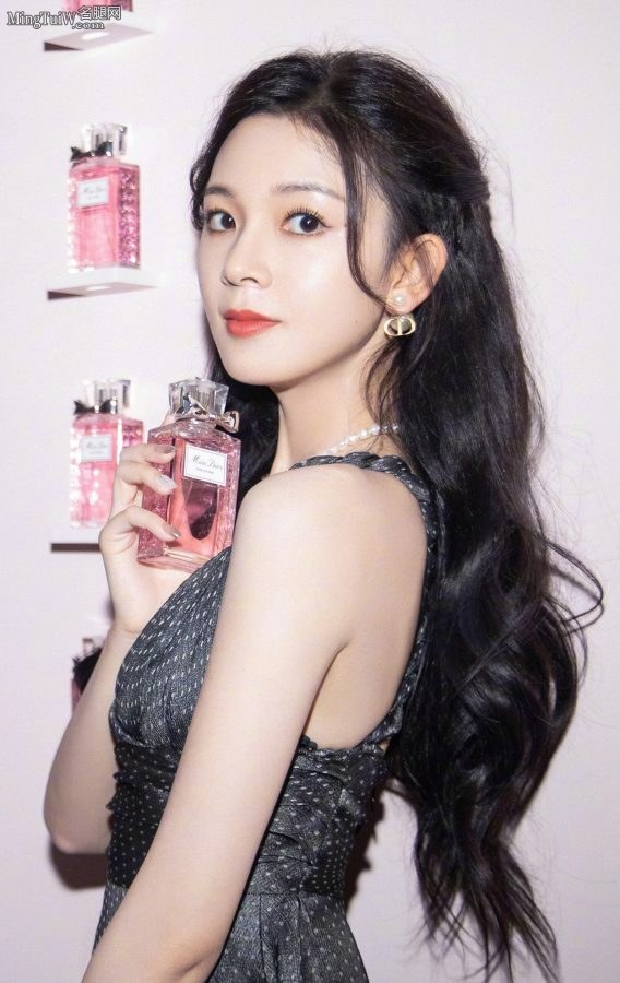 陈瑶玉脚穿迪奥高跟置身美丽玫瑰花海(6/7)