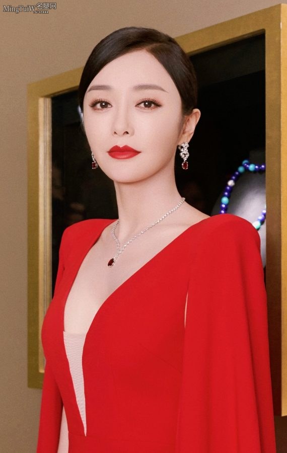 气场全开的秦岚烈焰美唇低胸美炸了(3/6)
