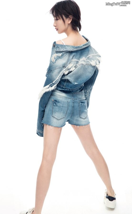 女星周冬雨穿牛仔服拍写真长腿好似1米8(3/4)