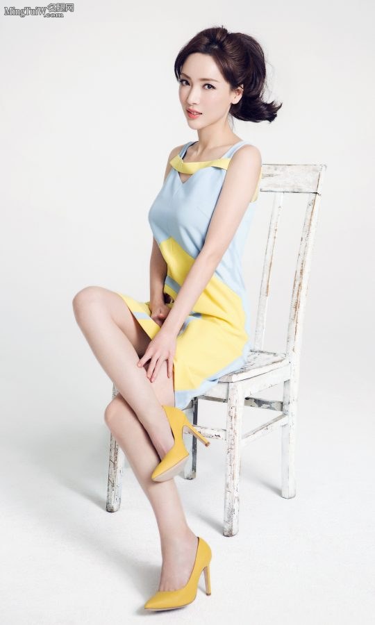叶一云纯美写真美腿穿高跟鞋坐姿迷人(1/1)