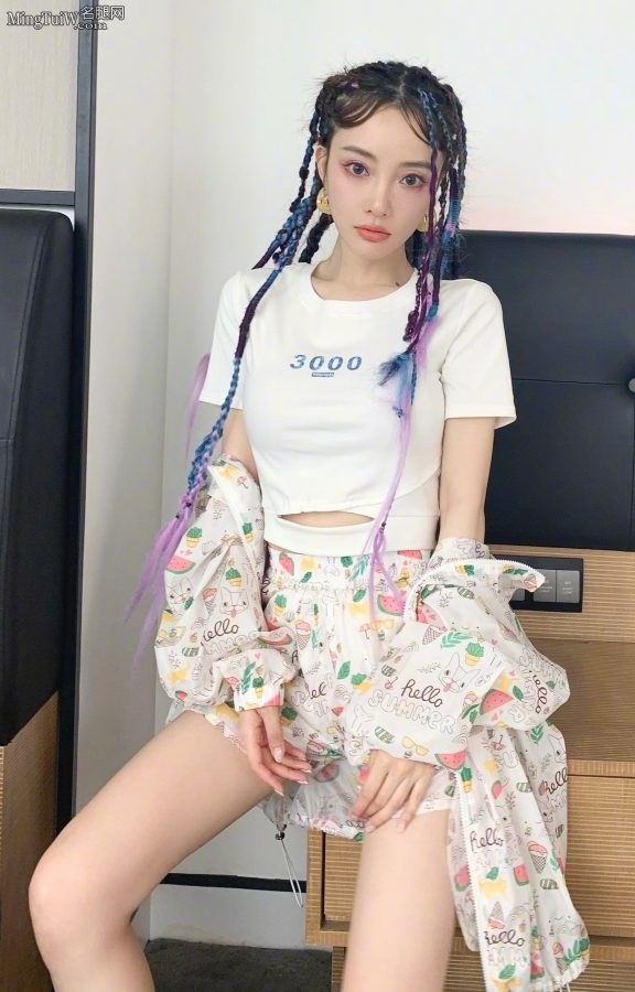 嫂子李小璐的纤细美腿小辫辫不错(4/13)