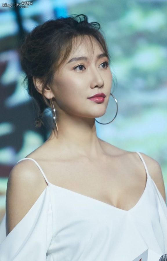 高挑的主持人李斯羽细长腿裙子都开叉到腰(5/5)