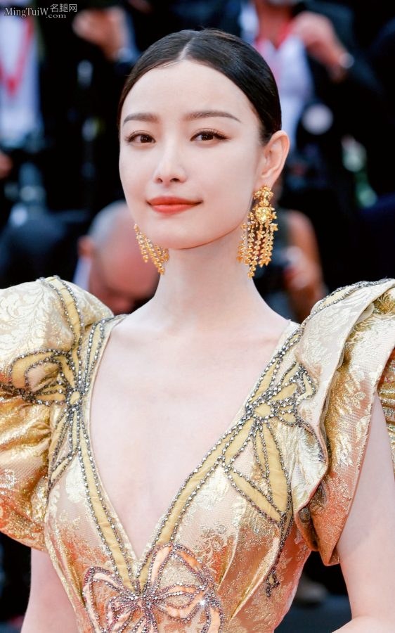 倪妮身披黄金圣衣护腿不护胸(5/18)