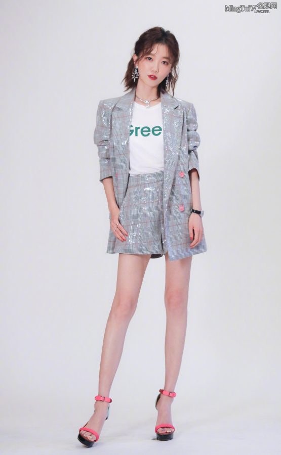 Slender-legged host Yu Shasha wears pink platform high heels(2/2)