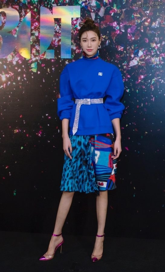 Li Siyu's slender calves and charming arches in high heels(3/4)