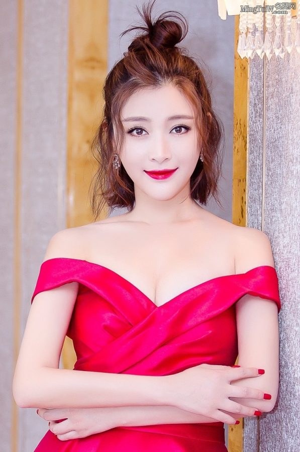 甘婷婷低胸装大秀事业线 以后改名叫有容吧(2/5)