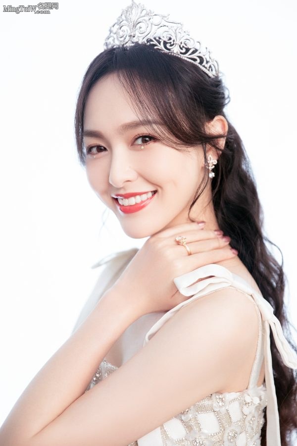 女明星唐嫣头戴王冠细长腿展现女神魅力(10/12)