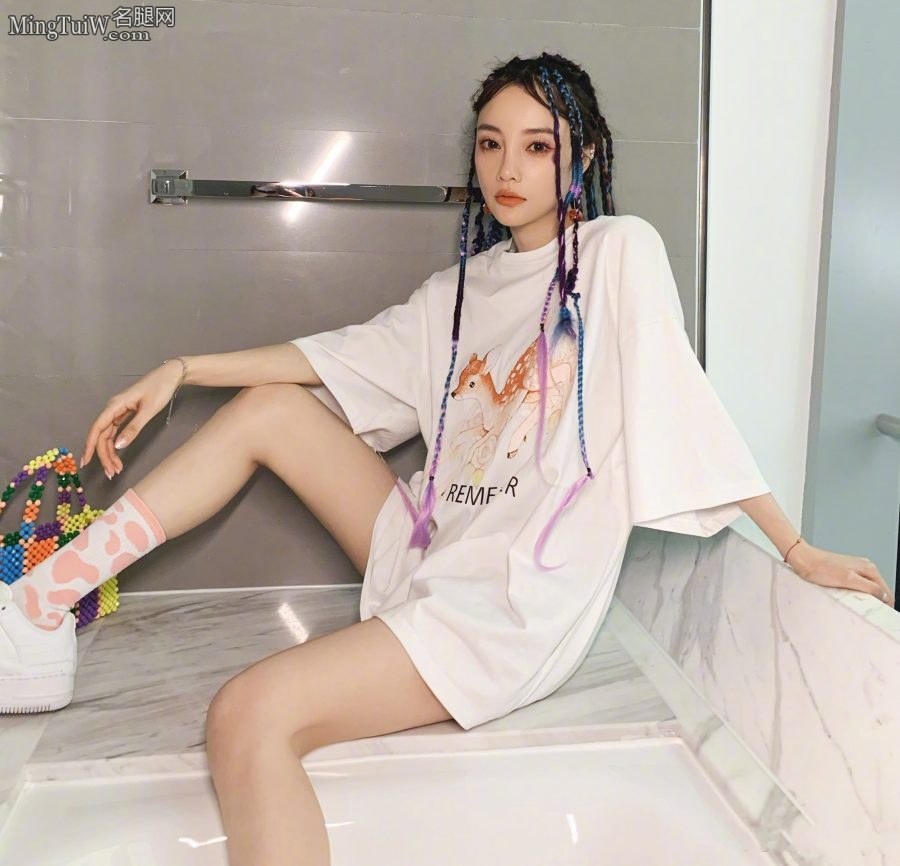 嫂子李小璐的纤细美腿小辫辫不错(3/13)