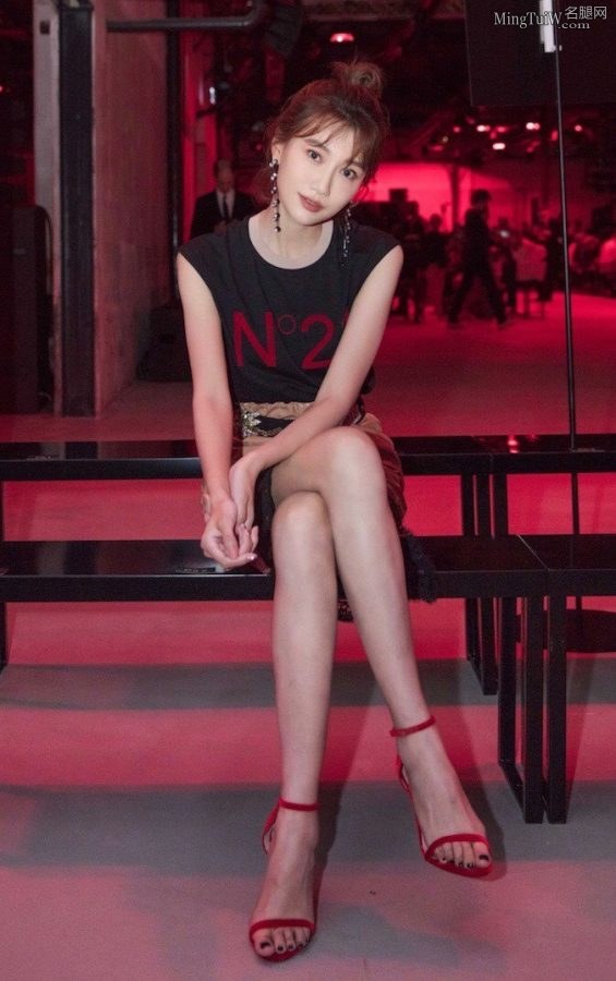 美女主持李斯羽气质清新造型利落 高跟凉鞋内美足精致(1/7)