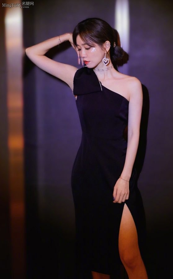 于莎莎穿开叉裙展示自己光滑的大腿(5/6)