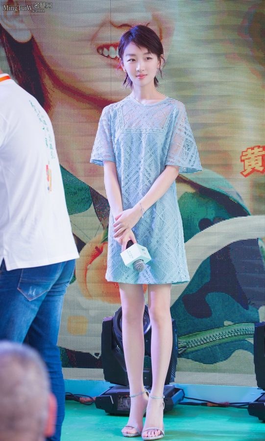 女明星周冬雨玉足穿SW高跟鞋代言伊利酸奶(1/2)