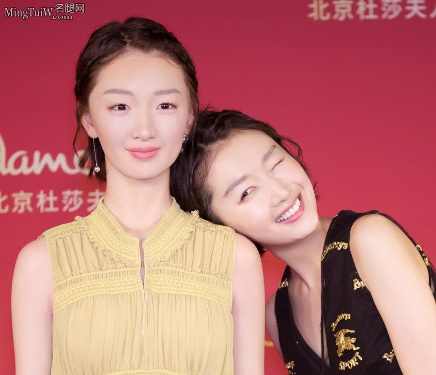 周冬雨玉足穿性感高跟鞋亮相杜莎夫人蜡像馆和自己的蜡像合影(6/7)