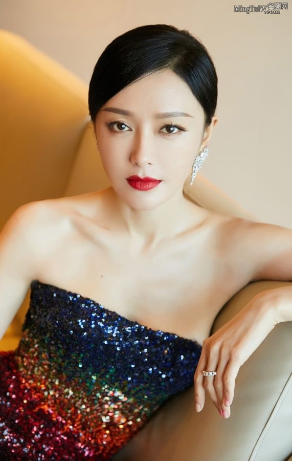 40多岁女人秦岚成熟魅力上围丰满(1/8)