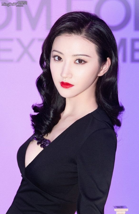 景甜红唇美颜努力挤沟让你欣赏(6/9)