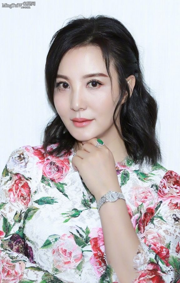 成熟大美女陶红美腿穿尖头高跟 身穿鲜艳花裙扮嫩(4/6)