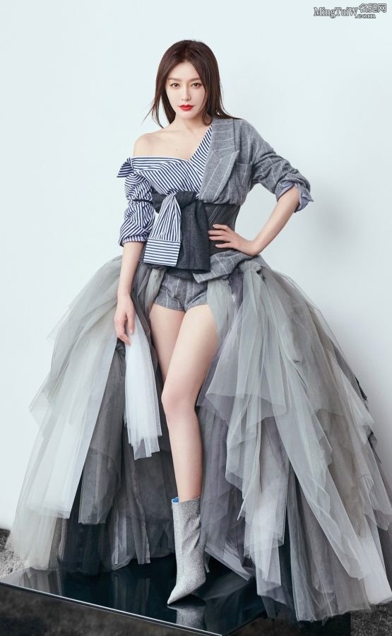 秦岚修长美腿+短靴拍完写真后登台走秀(5/13)