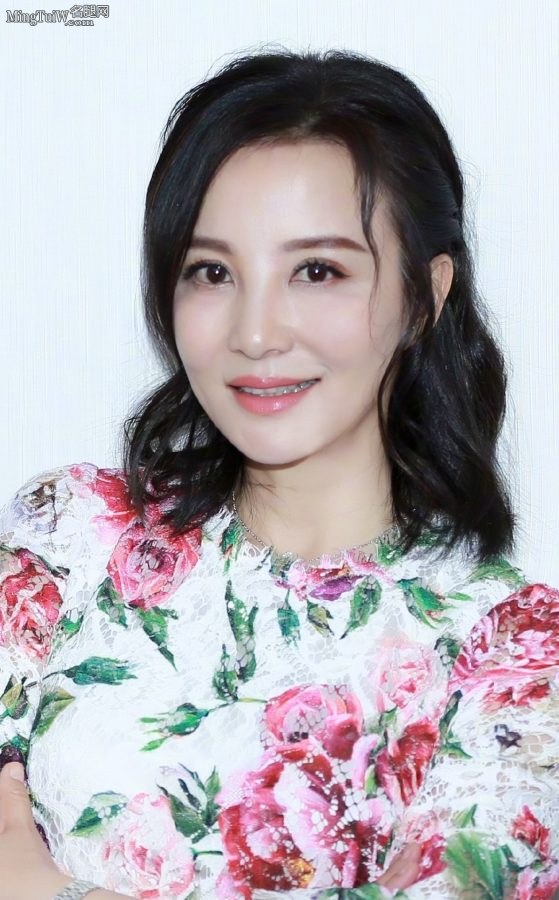 成熟大美女陶红美腿穿尖头高跟 身穿鲜艳花裙扮嫩(6/6)