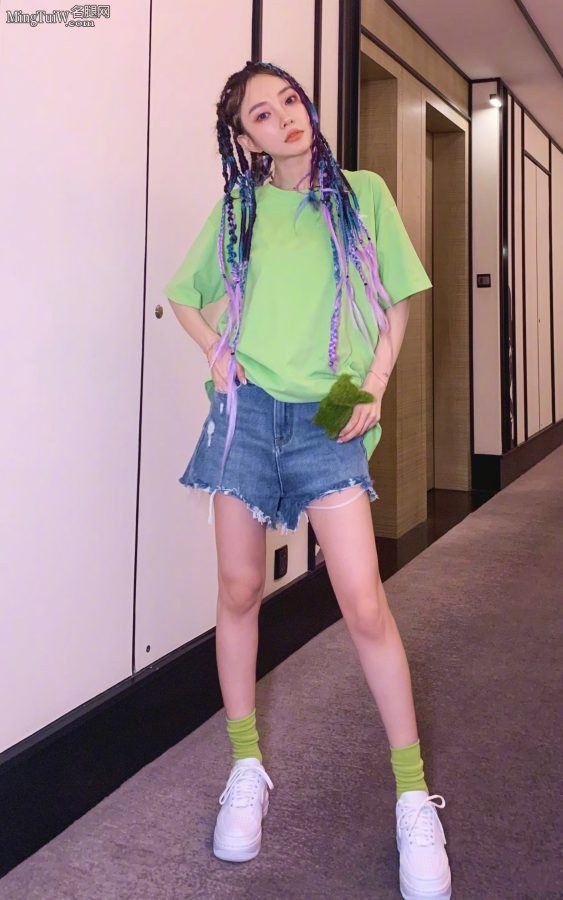 嫂子李小璐的纤细美腿小辫辫不错(1/13)