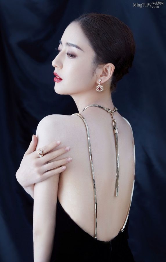 朱唇皓齿丫丫佟丽娅光滑美背金属吊带(3/5)